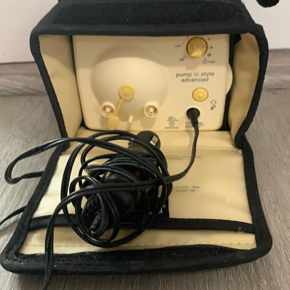 Medela advance pump in style Breastpump 2 chargers